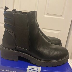 White Mountain Black Leather Ankle Booties